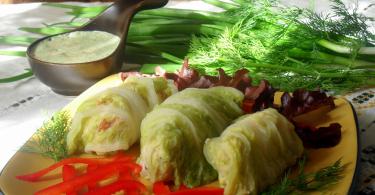 Domates-ekşi krema soslu fırında lahana dolması: tarif